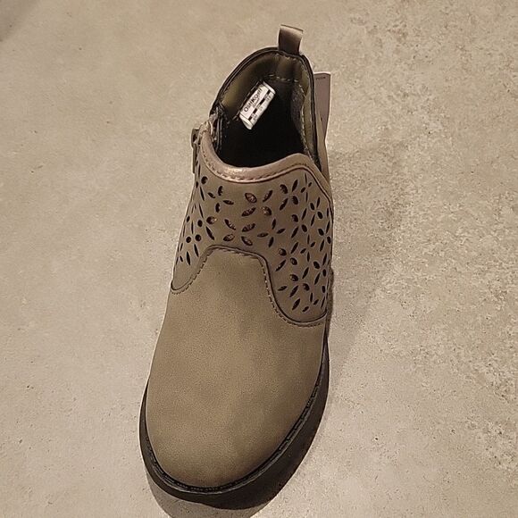 Oshkosh B'gash 9 toddler - Picture 4 of 6